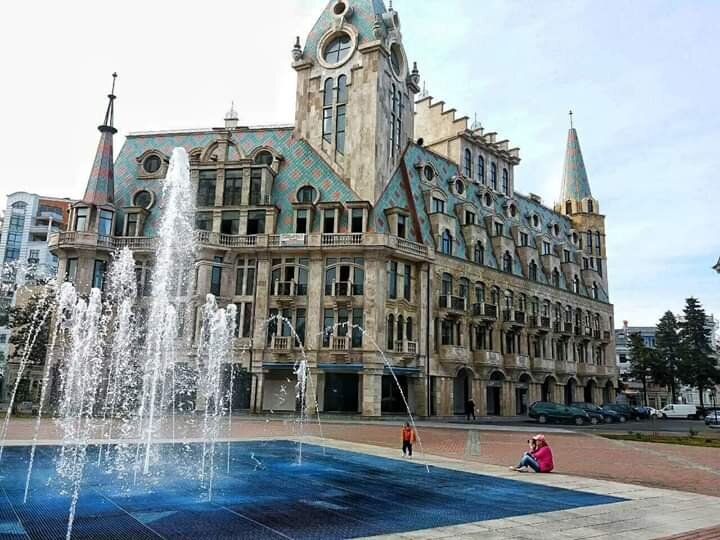 Building and fountain in Era Square