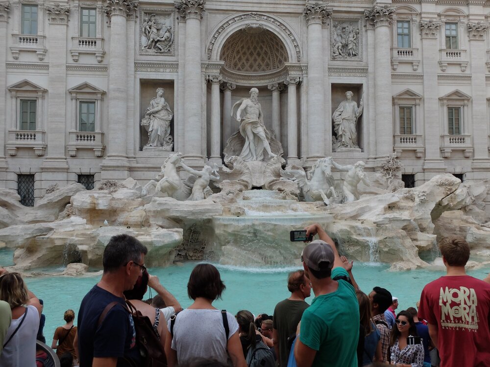 Trevi Fountain: to get close, you have to fight your way through the crowd