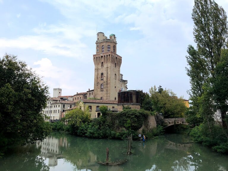 La Spekola Tower stands on an abandoned but picturesque canal. There are even old Venetian poles left here: from Padua you can reach Venice by water