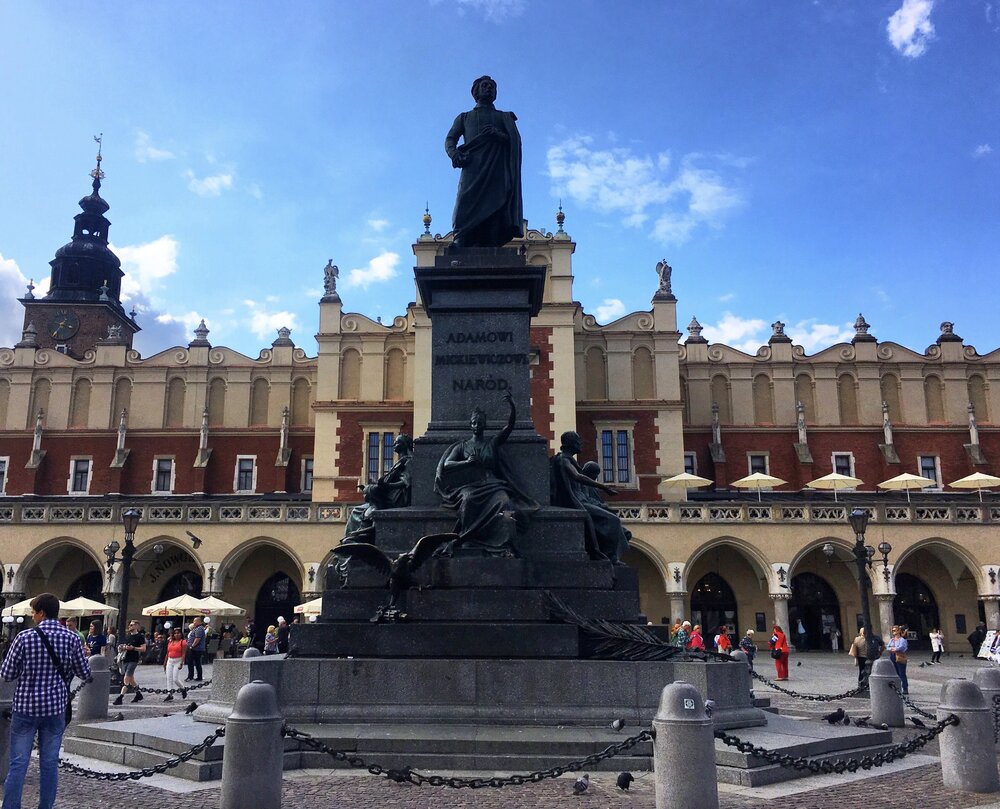 Monument to Adam Mickiewicz against the background of the Cloth Row
