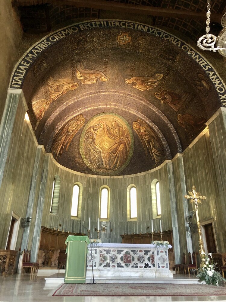 Центральный неф собора Сан-Джусто - самый свежий: он построен в XIV веке
