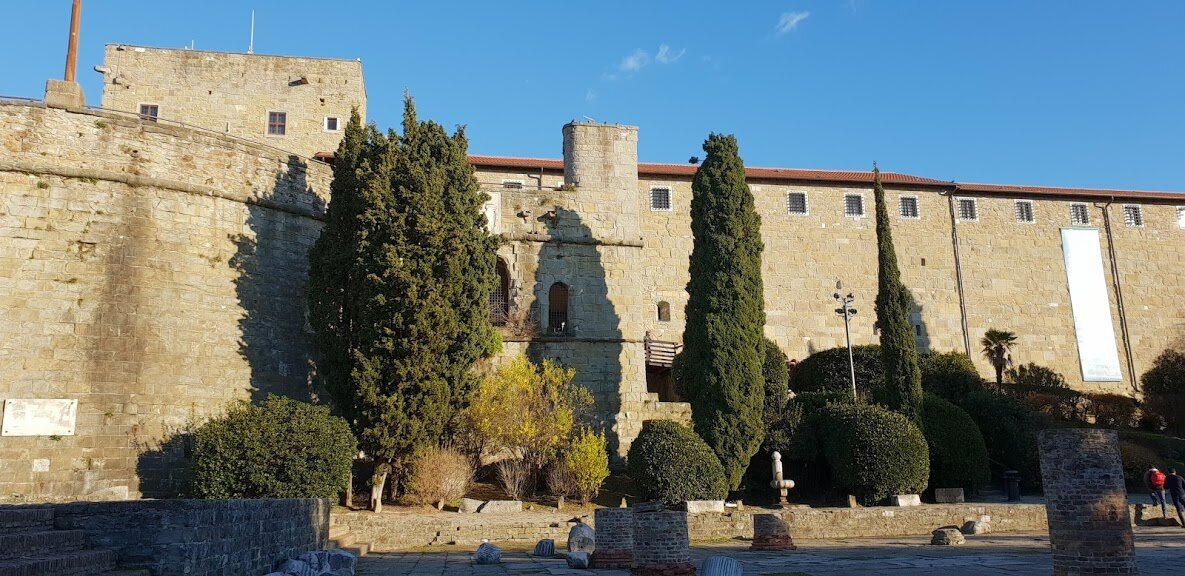 Лапидарий в замке Сан-Джусто