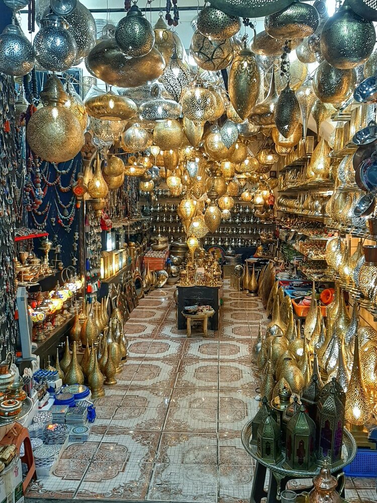 A shop with oriental dishes in Marrakech.