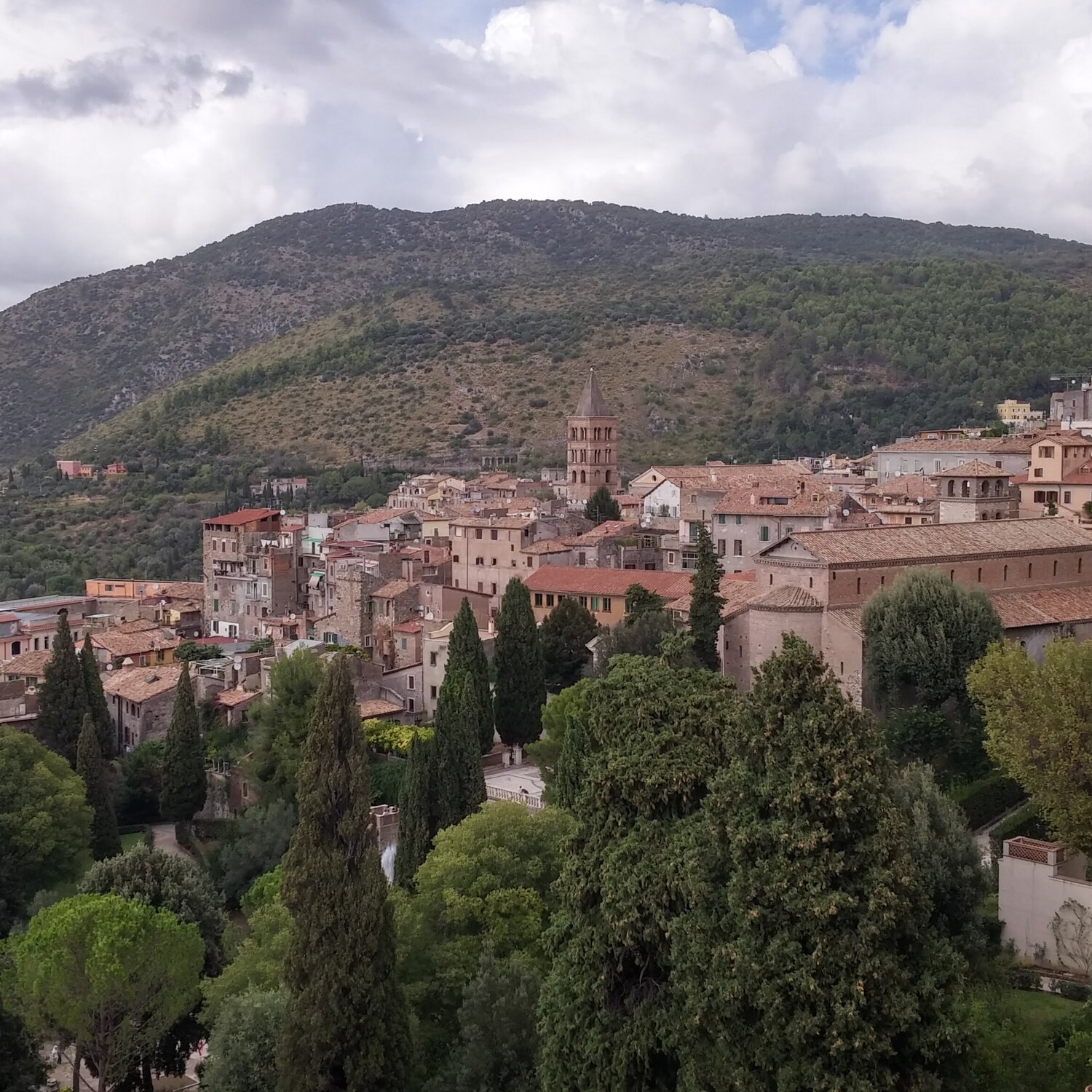 One day trip to Tivoli from Rome. How to get there and what to see.