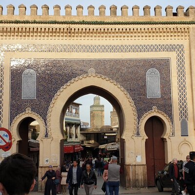 Which neighborhood of Fez is more convenient and safe for a tourist to stay in