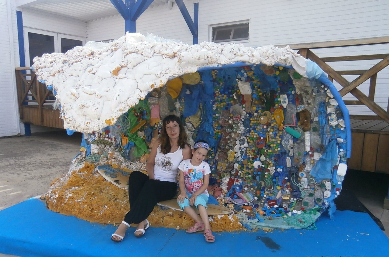 Скульптура из мусора, загрязняющего мировой океан