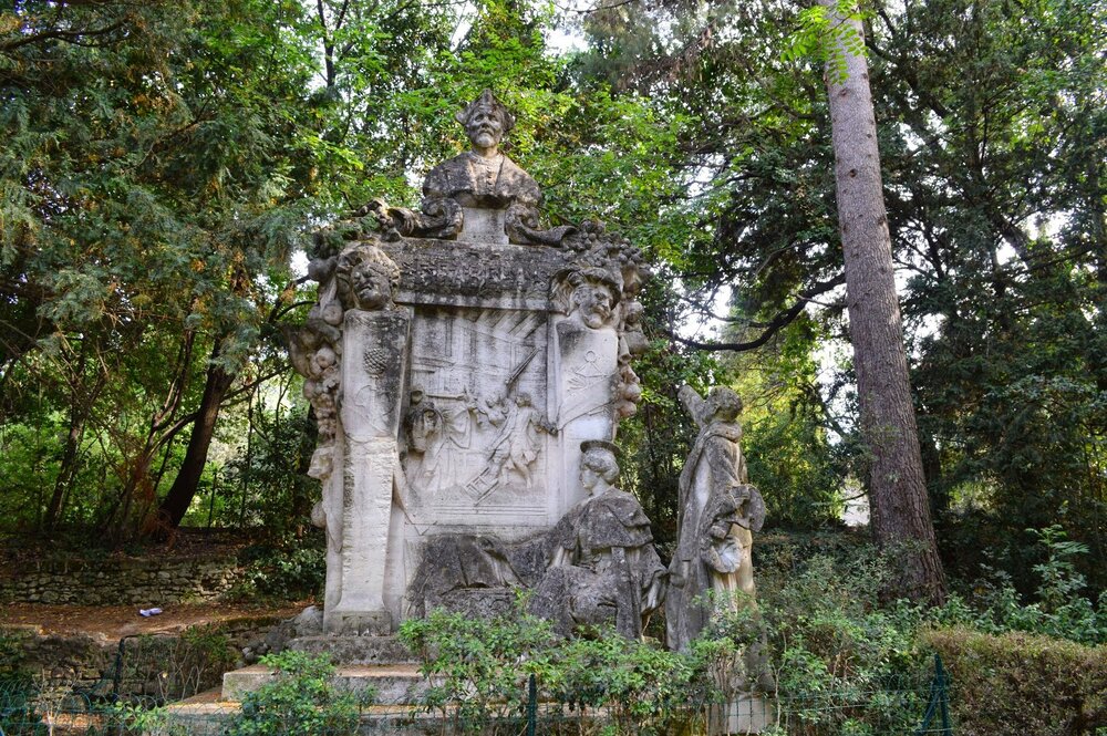 The botanical garden has sculptures of distinguished scientists from the city and France