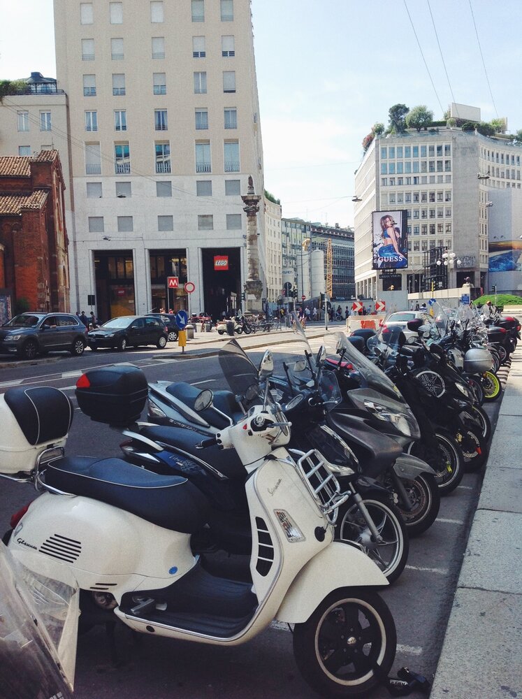 Даже платные парковки в центре Милана днем переполнены