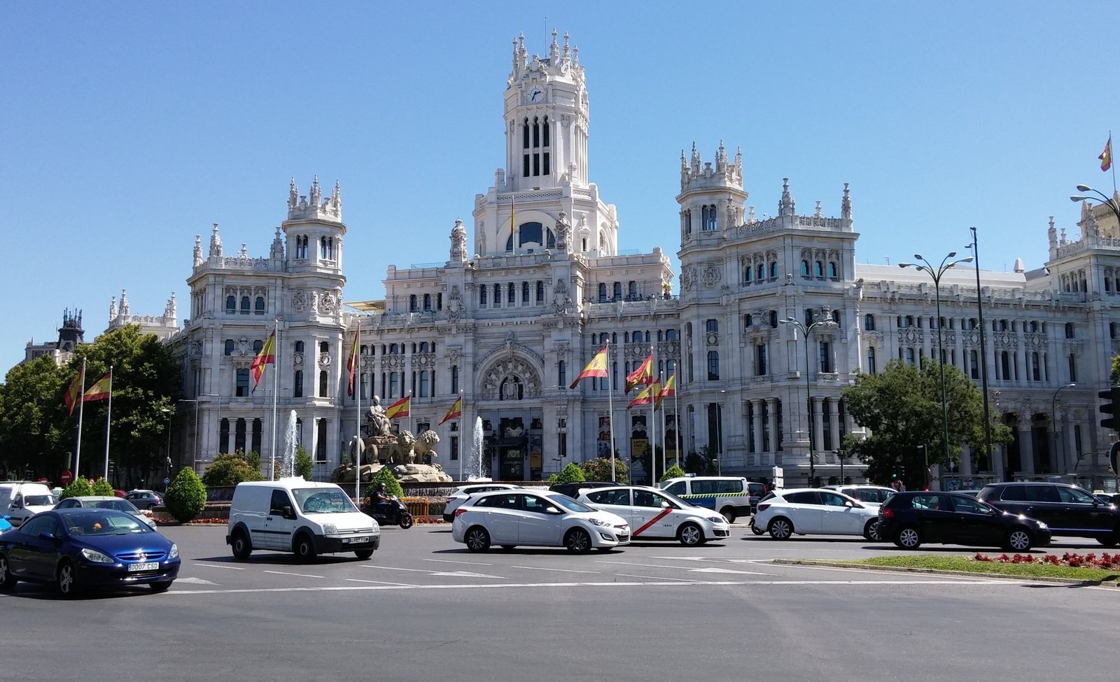 How to get from Madrid Airport to the city center and back