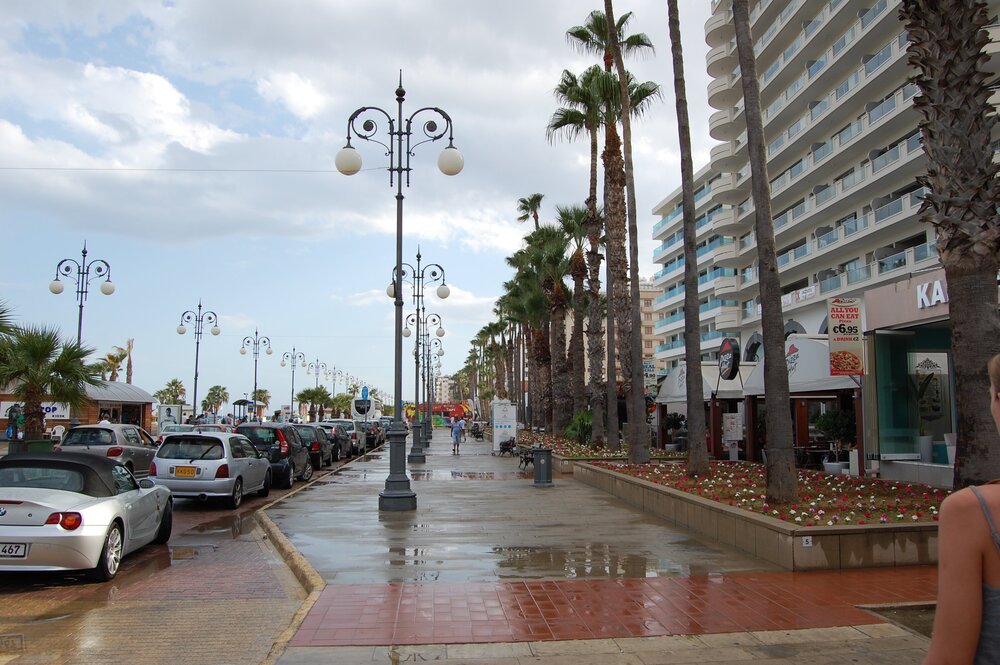 A luxurious promenade, like on an azure beach.