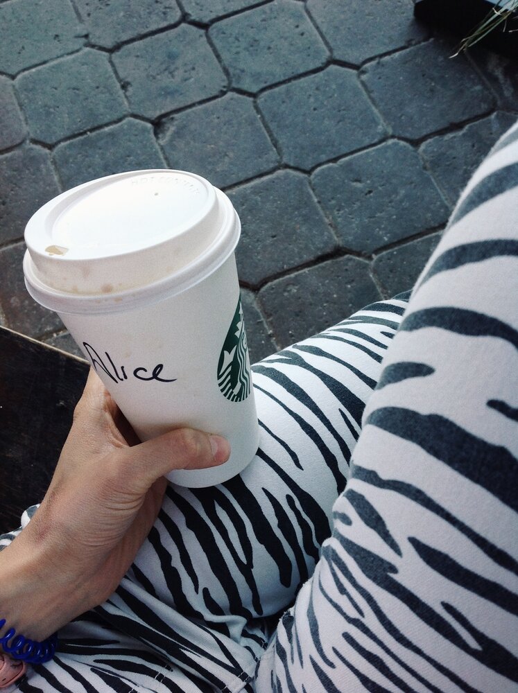 В Starbucks пишут имя гостя на стаканчике