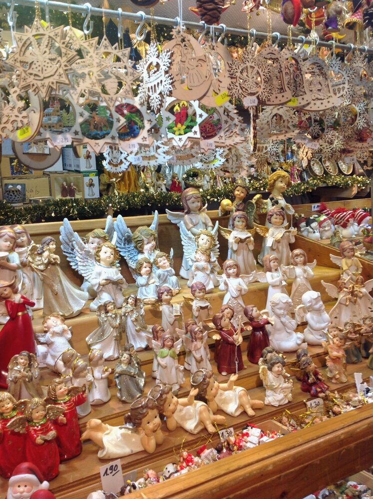 На рождественских ярмарках города: фарфоровые ангелочки и кружевные украшения из дерева