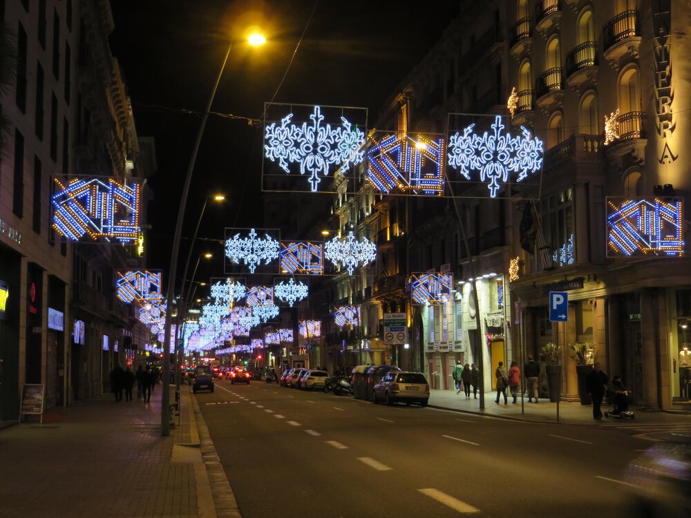 Праздничная иллюминация улиц Барселоны