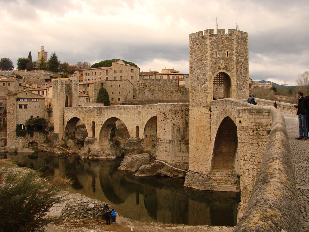 Каменный мост в Бесалу