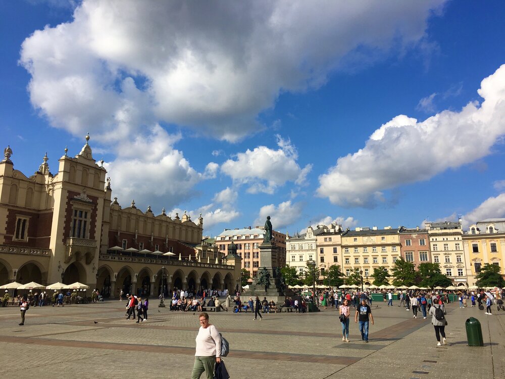 Рыночная площадь: слева Суконные ряды, в центре - памятник Адаму Мицкевичу