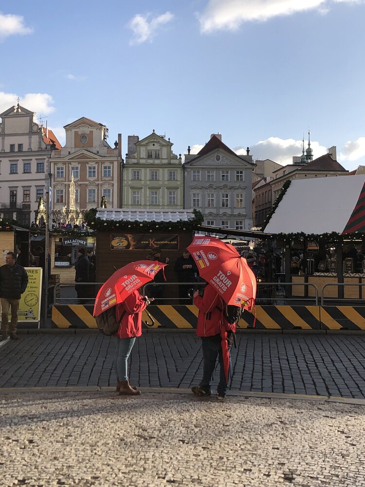 Гиды у инфоцентра на Староместской площади в ожидании туристов