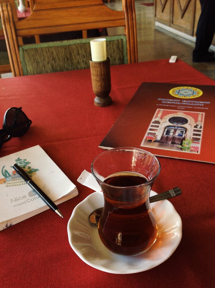 Закажите турецкий чай в традиционном стакане тюльпанчиком и понаблюдайте за жизнью вокзала