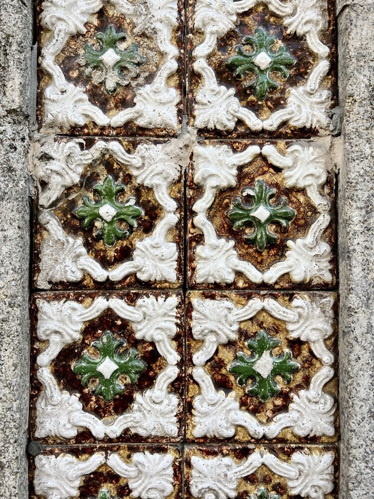 Старинная плитка на фасаде в Порту