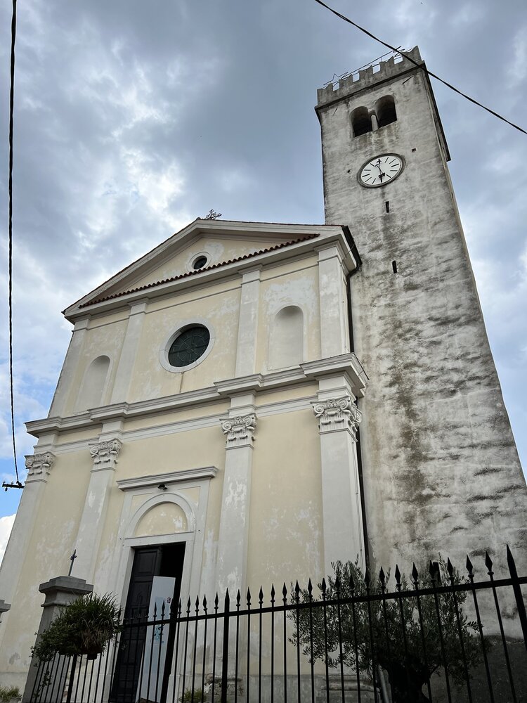 Заметно, что церковь и колокольня построены в разных стилях?