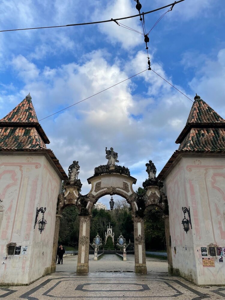 Скульптуры над входной аркой олицетворяют Веру, Надежду и Милосердие.
