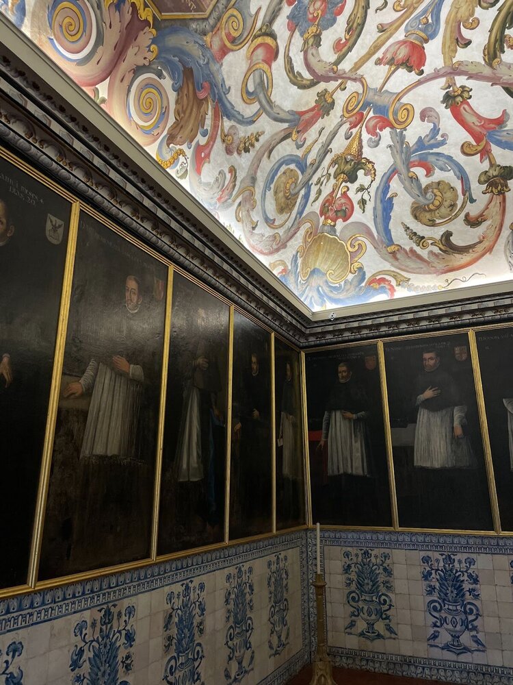 В одном из первых залов находится картинная галерея с портретами португальских священников и королей.