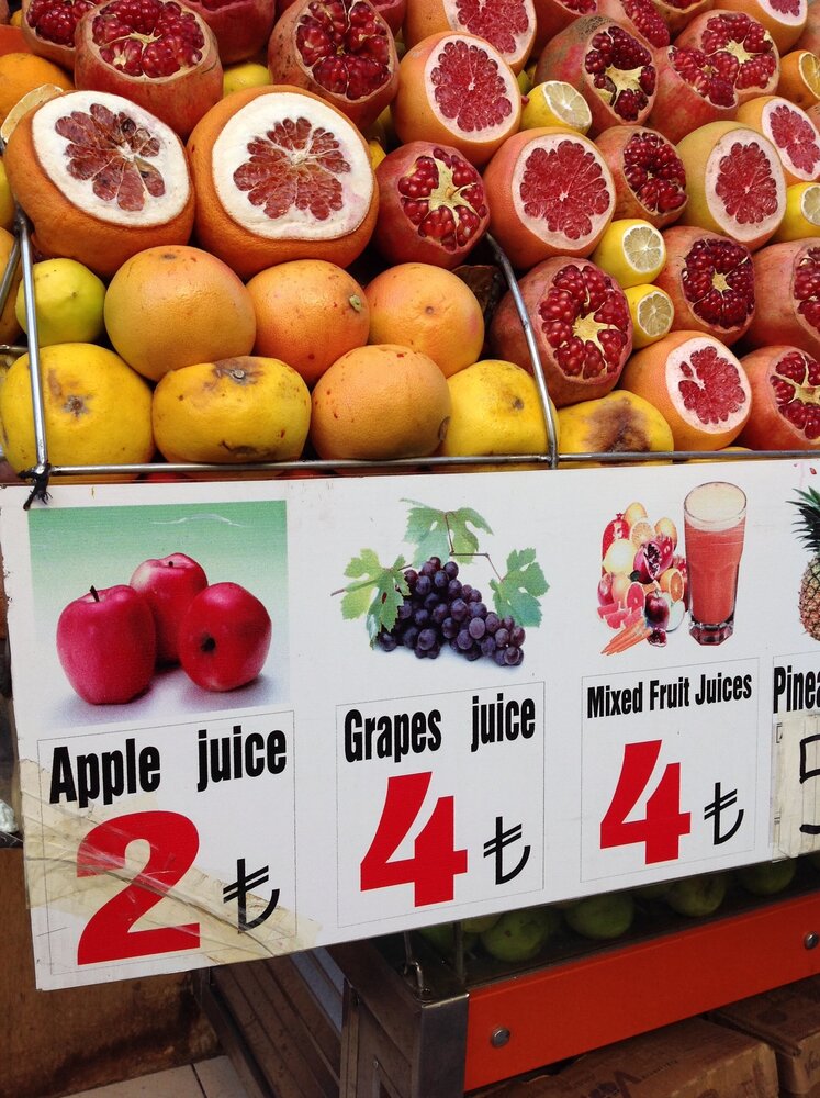 You can drink freshly squeezed vegetable and fruit juice at the market